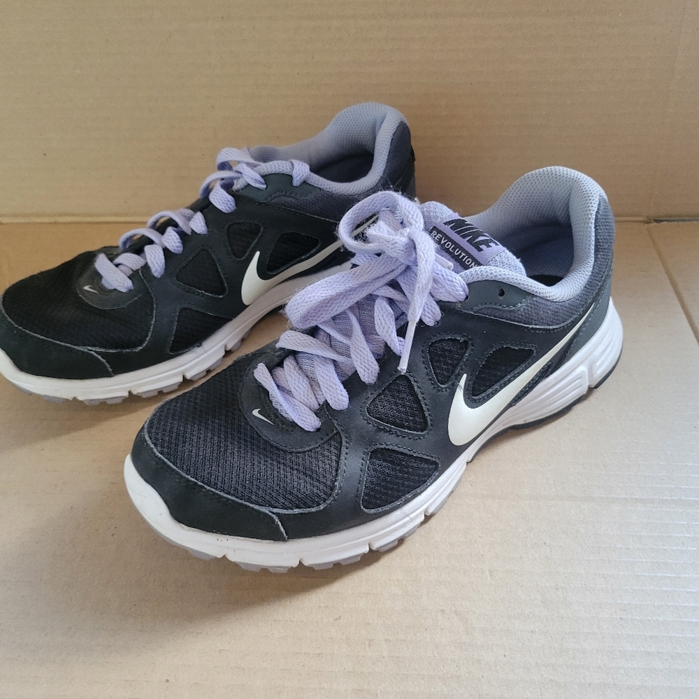 Nike Revolution Womens Size 8 Black Shoes